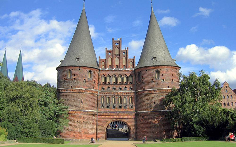Eins der Lübecker Burg-Stadt-Tore, hier das Holsten-Tor: 